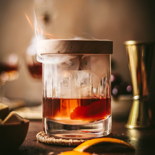 Read more about the article Kas soovite üllatada ennast või külalisi? Proovige kodus suitsulõhnalist viskikokteili „Smoky Old Fashioned“.