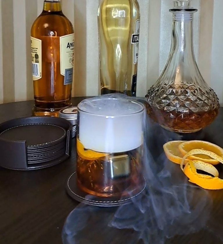 Read more about the article Smokey Cherry Manhattan – klassikaline „Manhattan“ kirsise järelmaitse ja õrna suitsunoodiga – luksuse ja rafineerituse kooslus.