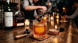 🍹 Reede Retsept: Suitsutatud Kirsi ja Vahtrasiirupi "Old Fashioned"